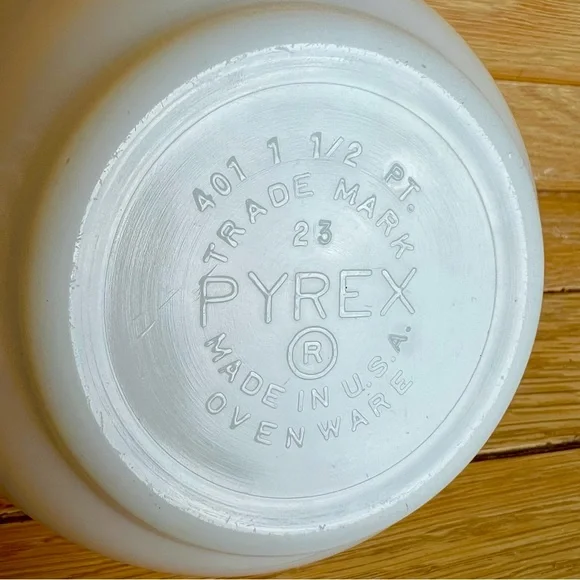 1.5 Pint PYREX 401 Mixing Bowl Serving Bowl Ovenware Milk White - Picture 7 of 15